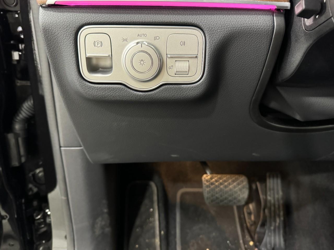 Mercedes-Benz GLE Vehicle Full-screen Gallery Image 32