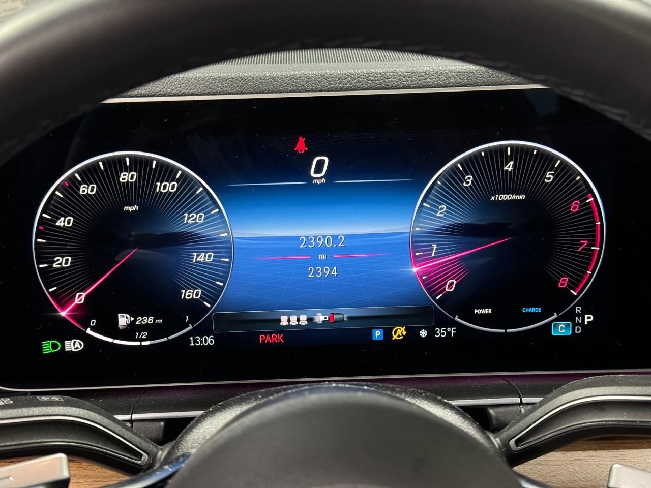 Mercedes-Benz GLE Vehicle Full-screen Gallery Image 35