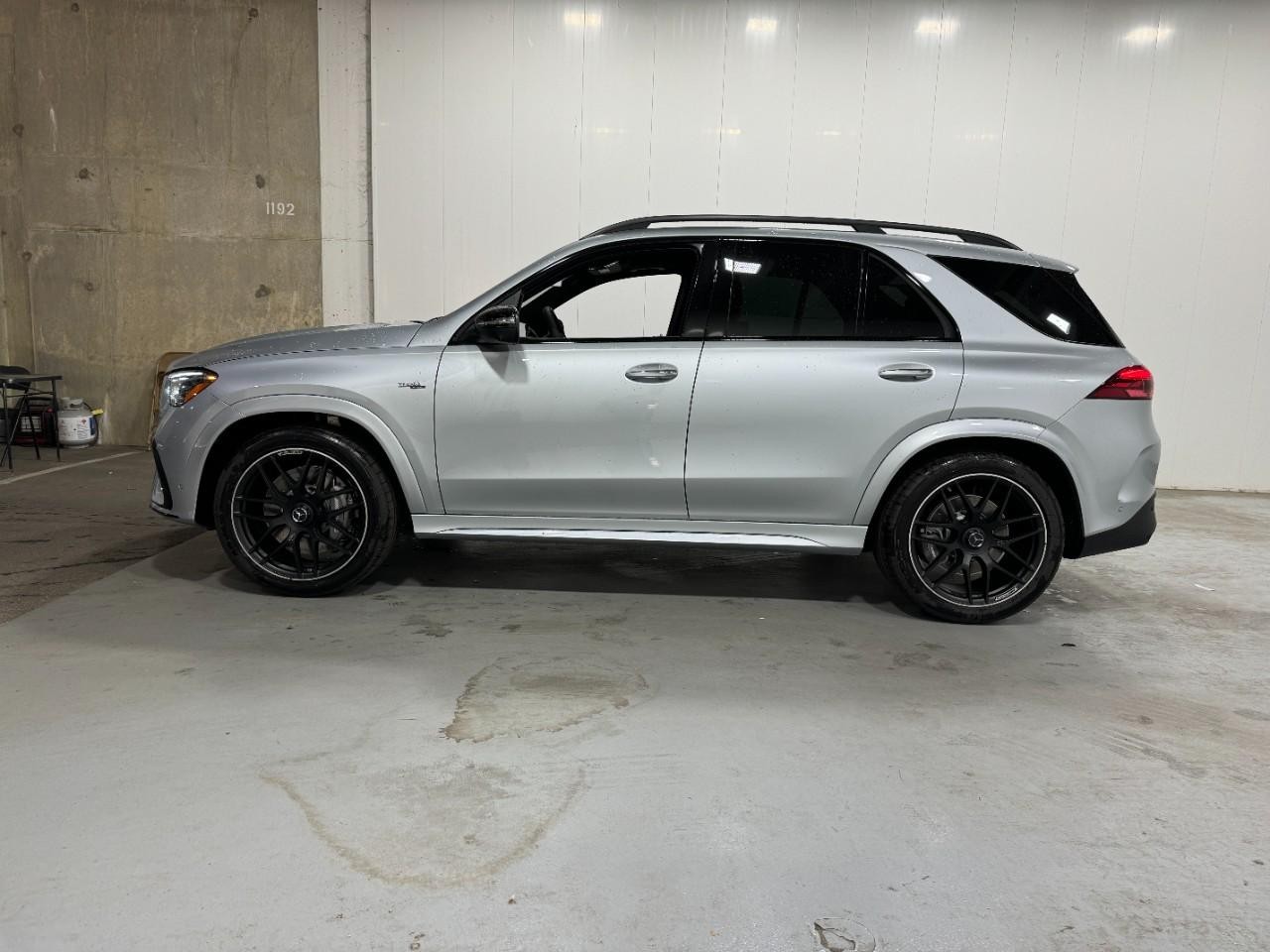 Mercedes-Benz GLE Vehicle Full-screen Gallery Image 2