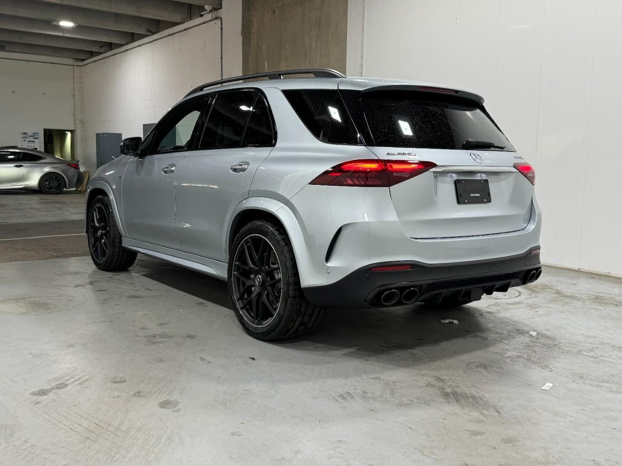 Mercedes-Benz GLE Vehicle Full-screen Gallery Image 3