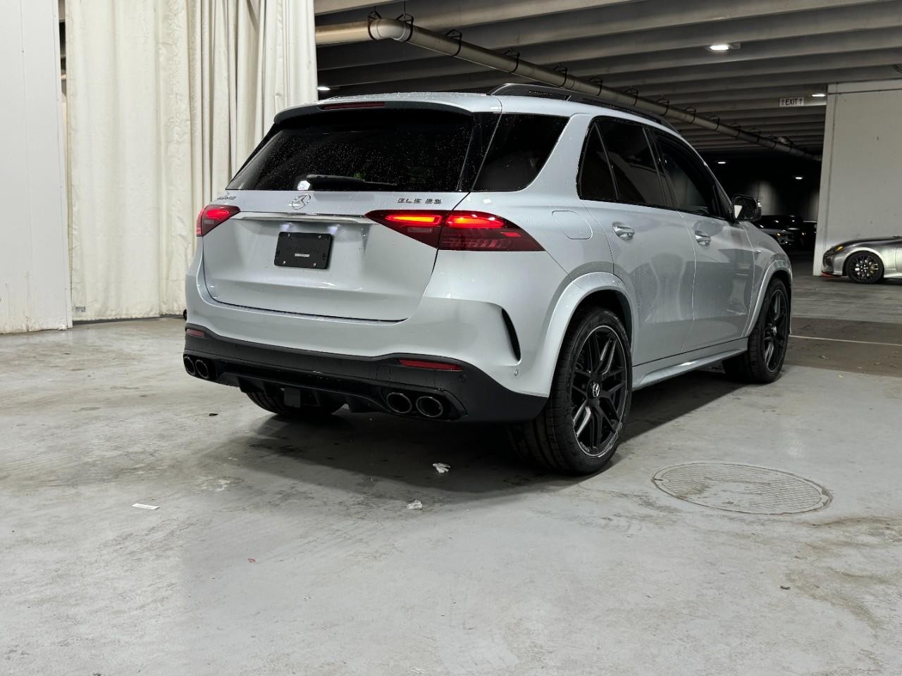 Mercedes-Benz GLE Vehicle Full-screen Gallery Image 4