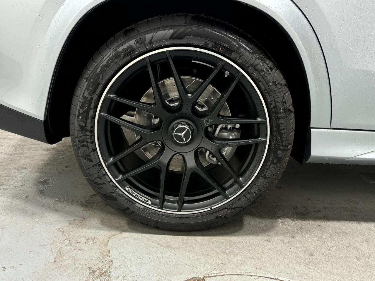 Mercedes-Benz GLE Vehicle Full-screen Gallery Image 5