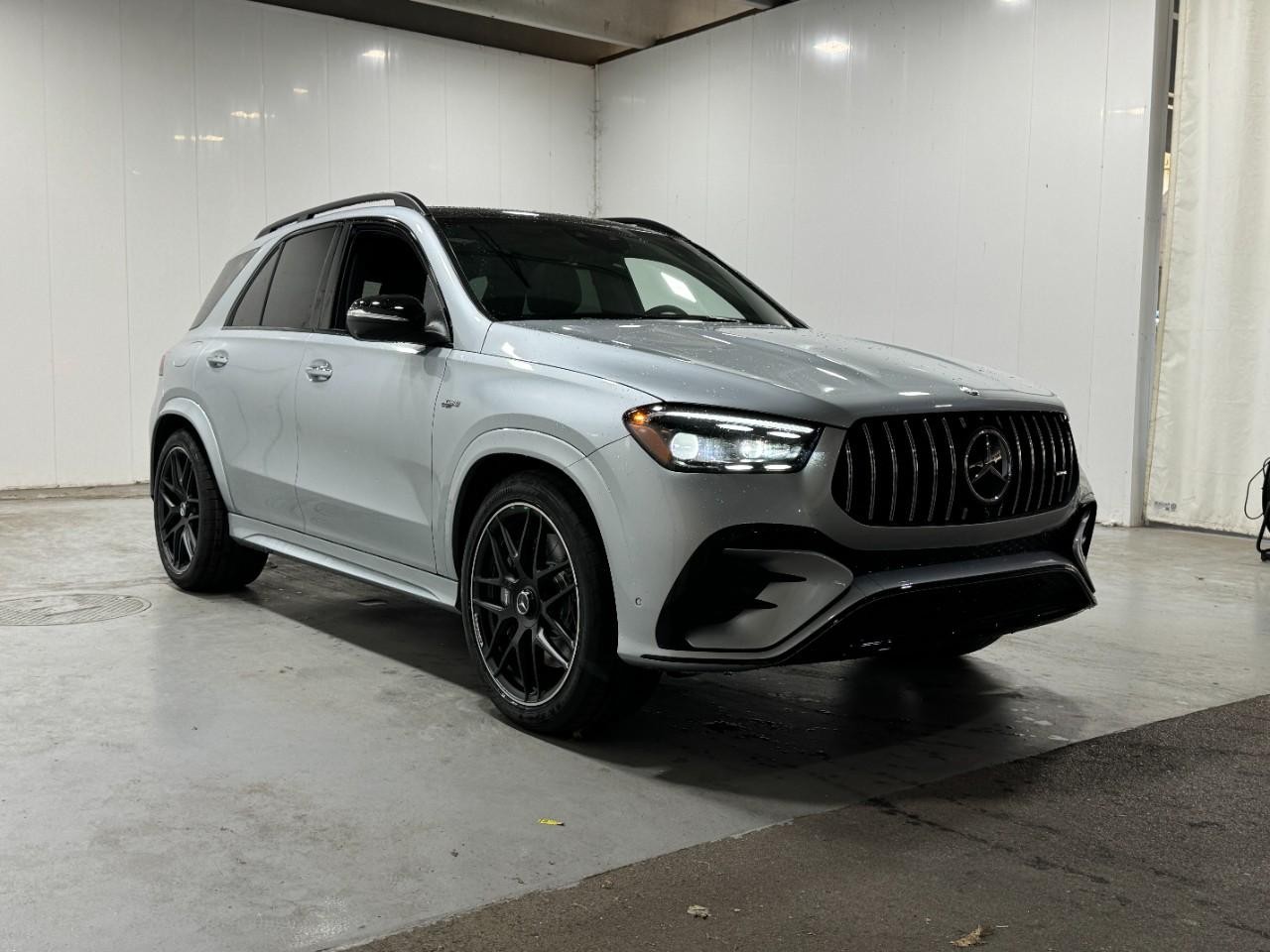 Mercedes-Benz GLE Vehicle Full-screen Gallery Image 6