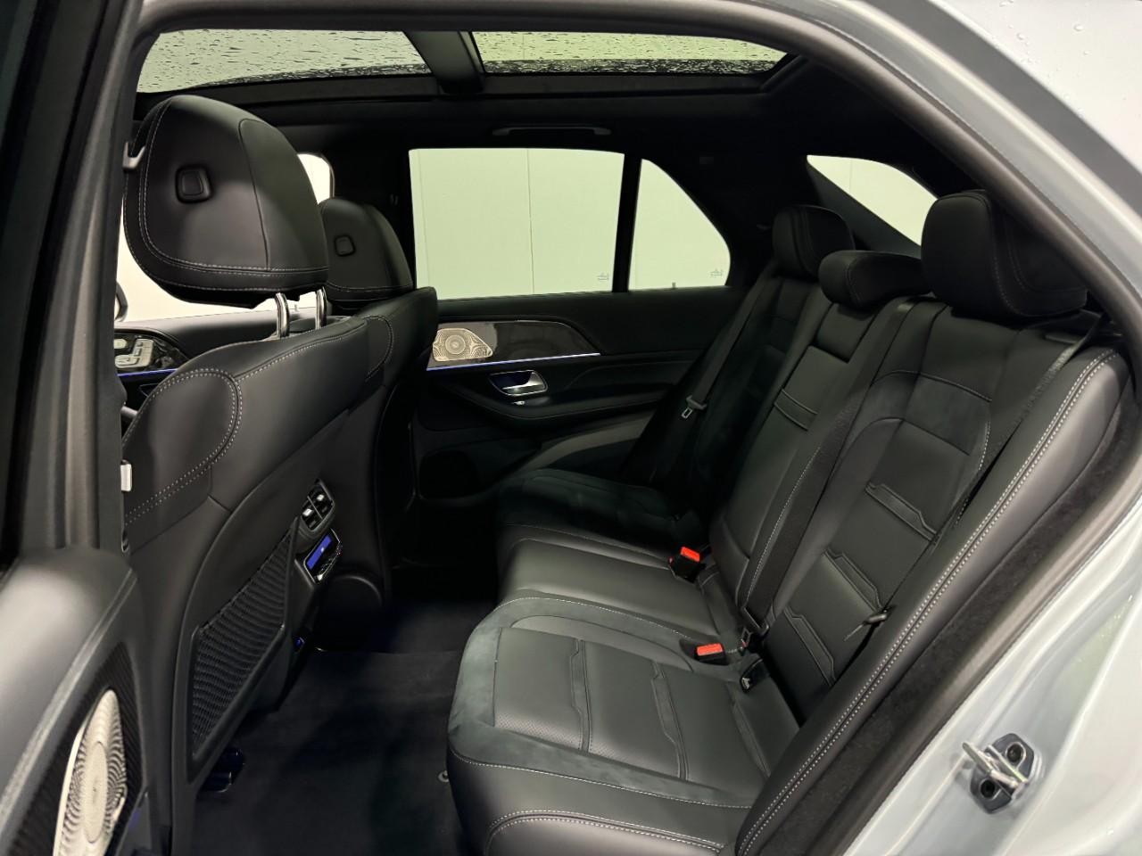 Mercedes-Benz GLE Vehicle Full-screen Gallery Image 8