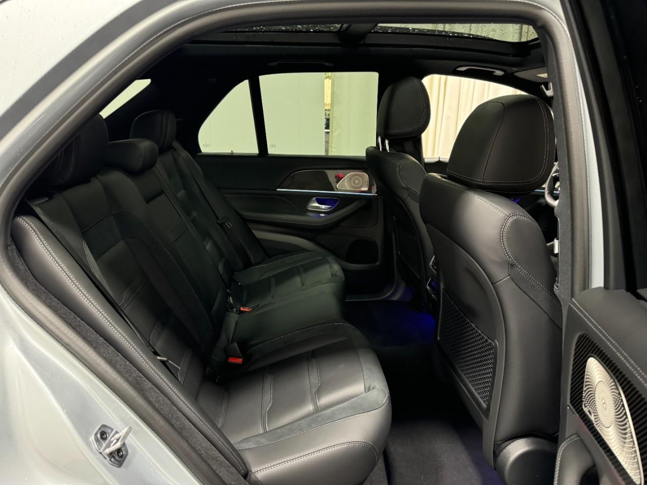 Mercedes-Benz GLE Vehicle Full-screen Gallery Image 10