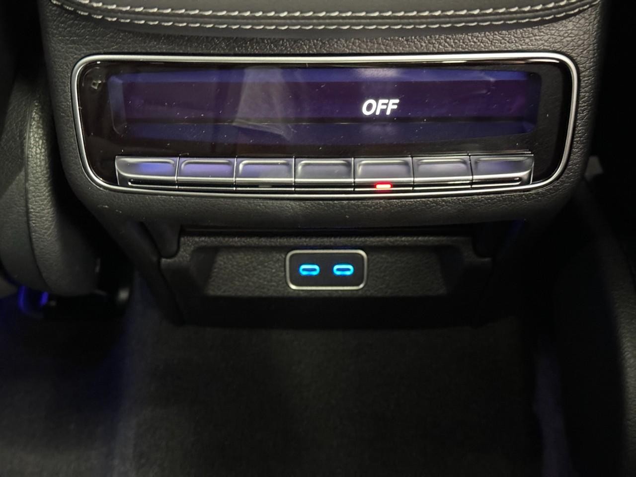 Mercedes-Benz GLE Vehicle Full-screen Gallery Image 11