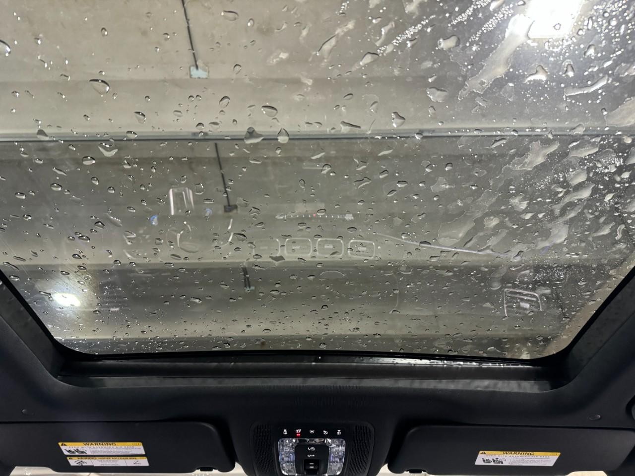 Mercedes-Benz GLE Vehicle Full-screen Gallery Image 12