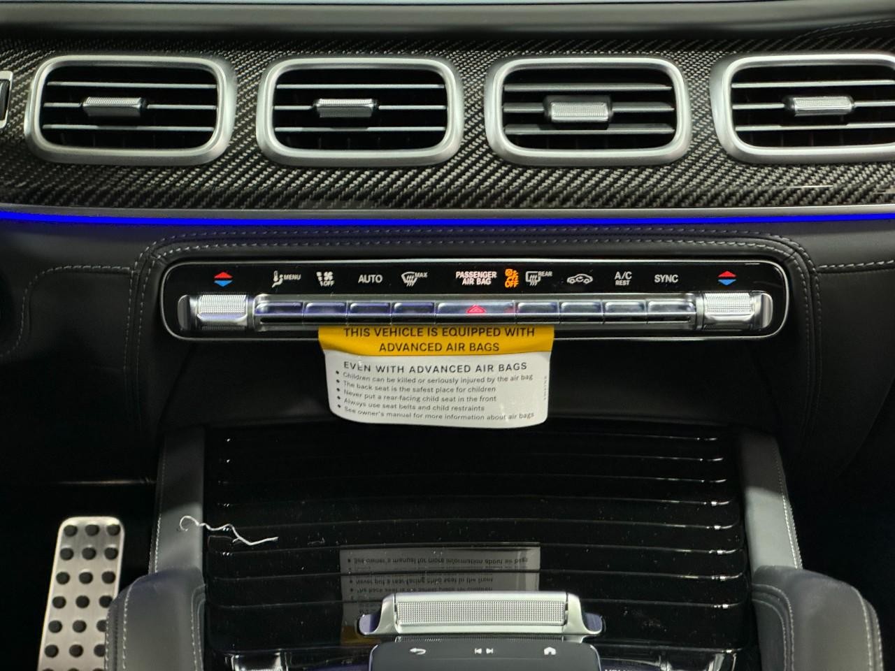 Mercedes-Benz GLE Vehicle Full-screen Gallery Image 16