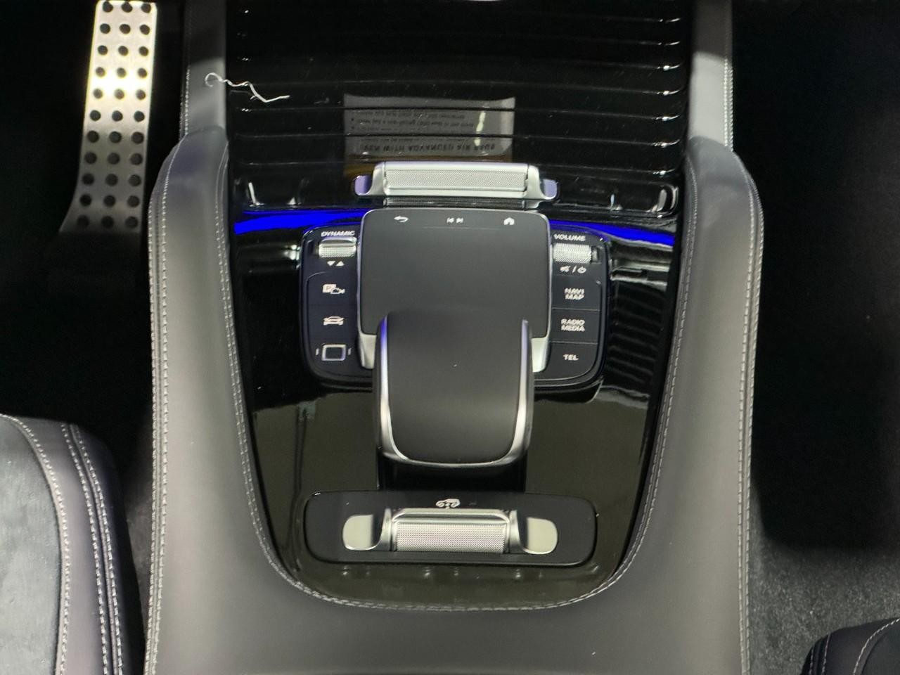 Mercedes-Benz GLE Vehicle Full-screen Gallery Image 17