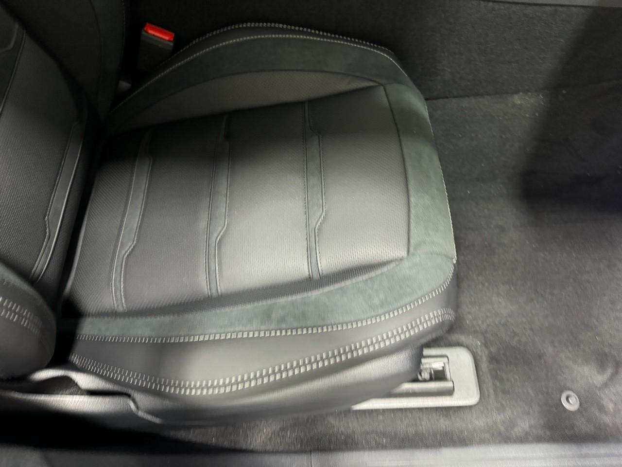 Mercedes-Benz GLE Vehicle Full-screen Gallery Image 20