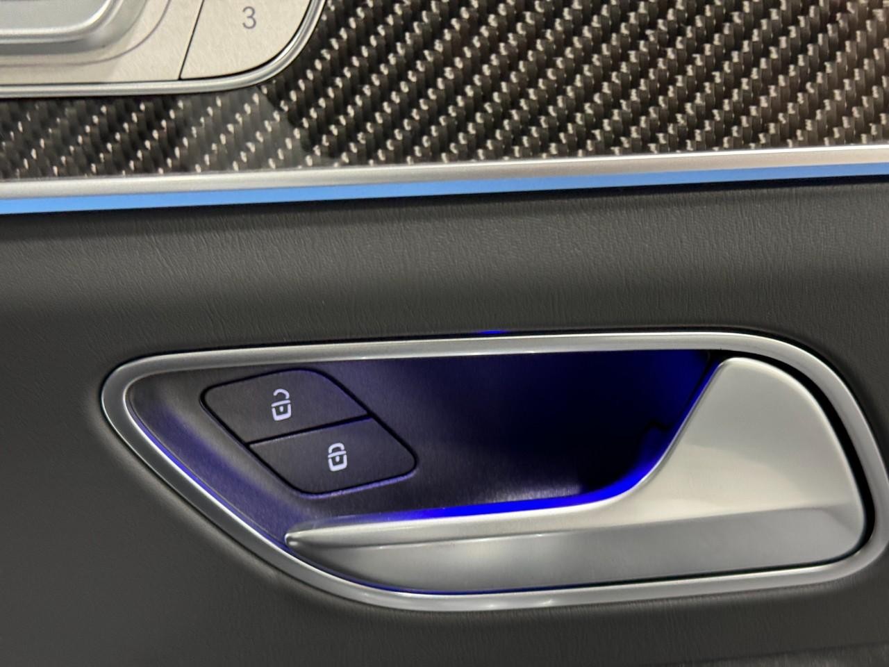 Mercedes-Benz GLE Vehicle Full-screen Gallery Image 22