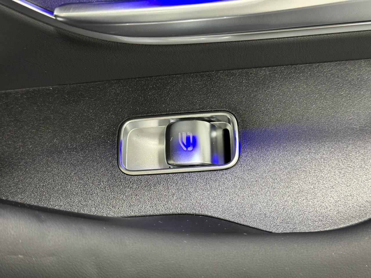 Mercedes-Benz GLE Vehicle Full-screen Gallery Image 23