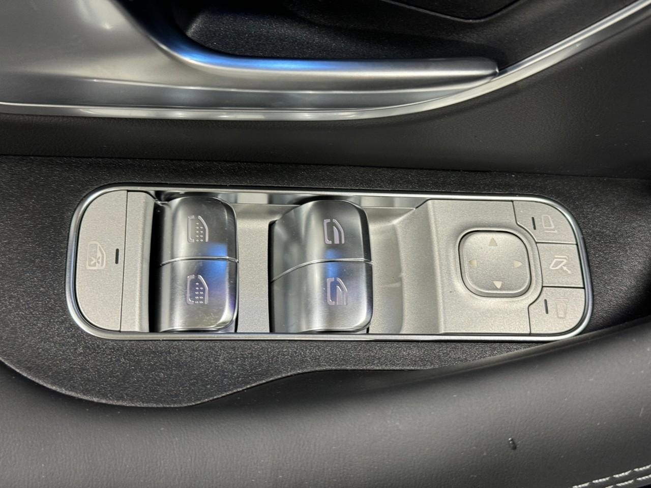 Mercedes-Benz GLE Vehicle Full-screen Gallery Image 27