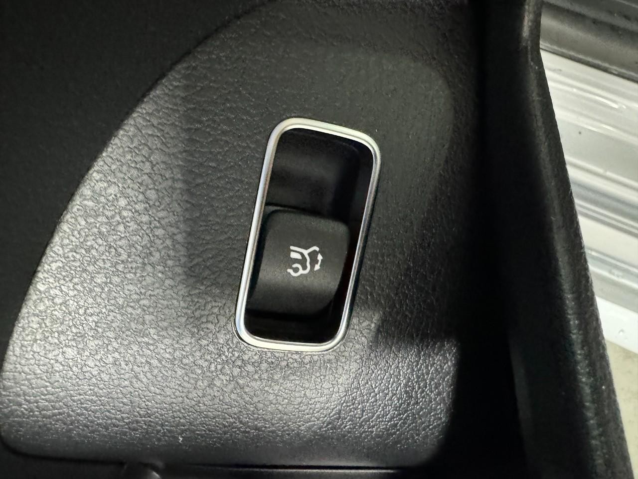 Mercedes-Benz GLE Vehicle Full-screen Gallery Image 28