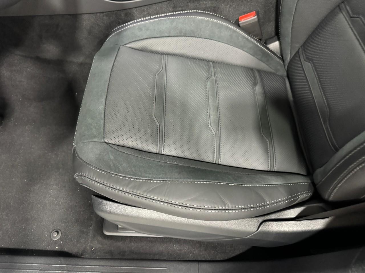 Mercedes-Benz GLE Vehicle Full-screen Gallery Image 30