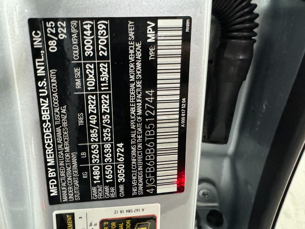 Mercedes-Benz GLE Vehicle Full-screen Gallery Image 37