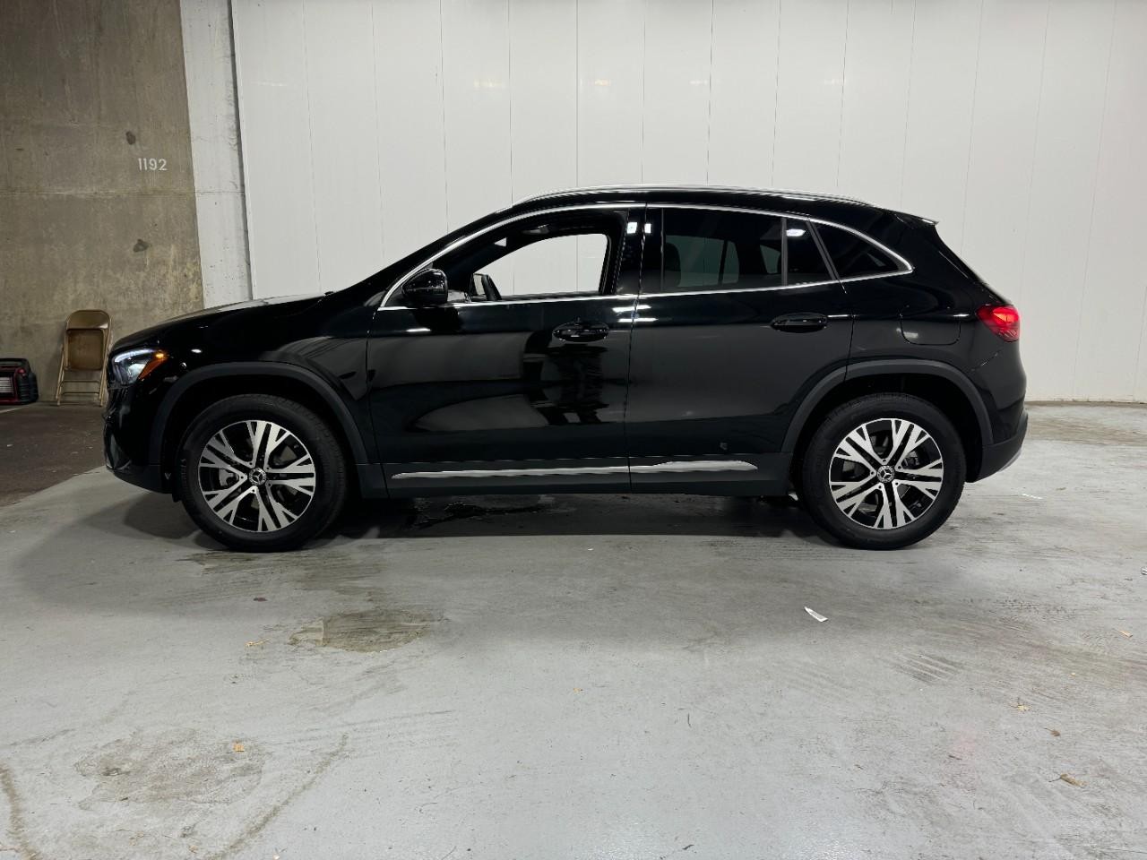 Mercedes-Benz GLA Vehicle Full-screen Gallery Image 2