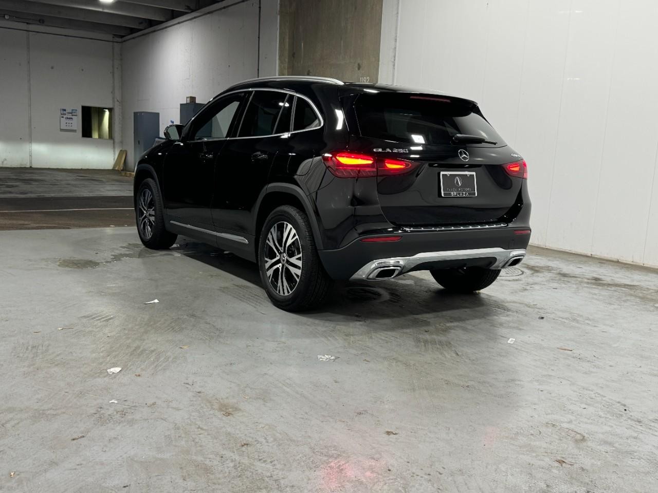 Mercedes-Benz GLA Vehicle Full-screen Gallery Image 3