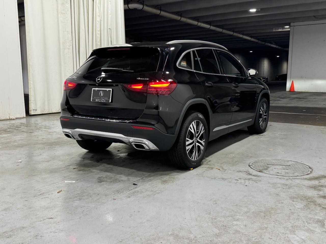 Mercedes-Benz GLA Vehicle Full-screen Gallery Image 4