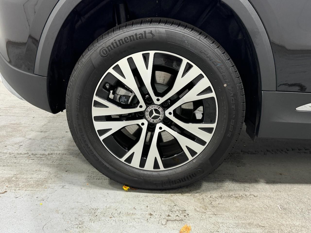 Mercedes-Benz GLA Vehicle Full-screen Gallery Image 5