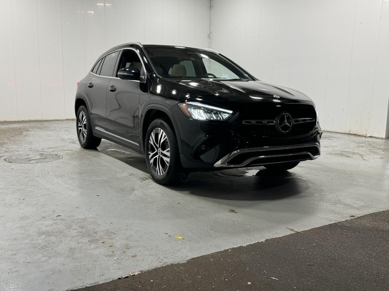 Mercedes-Benz GLA Vehicle Full-screen Gallery Image 6