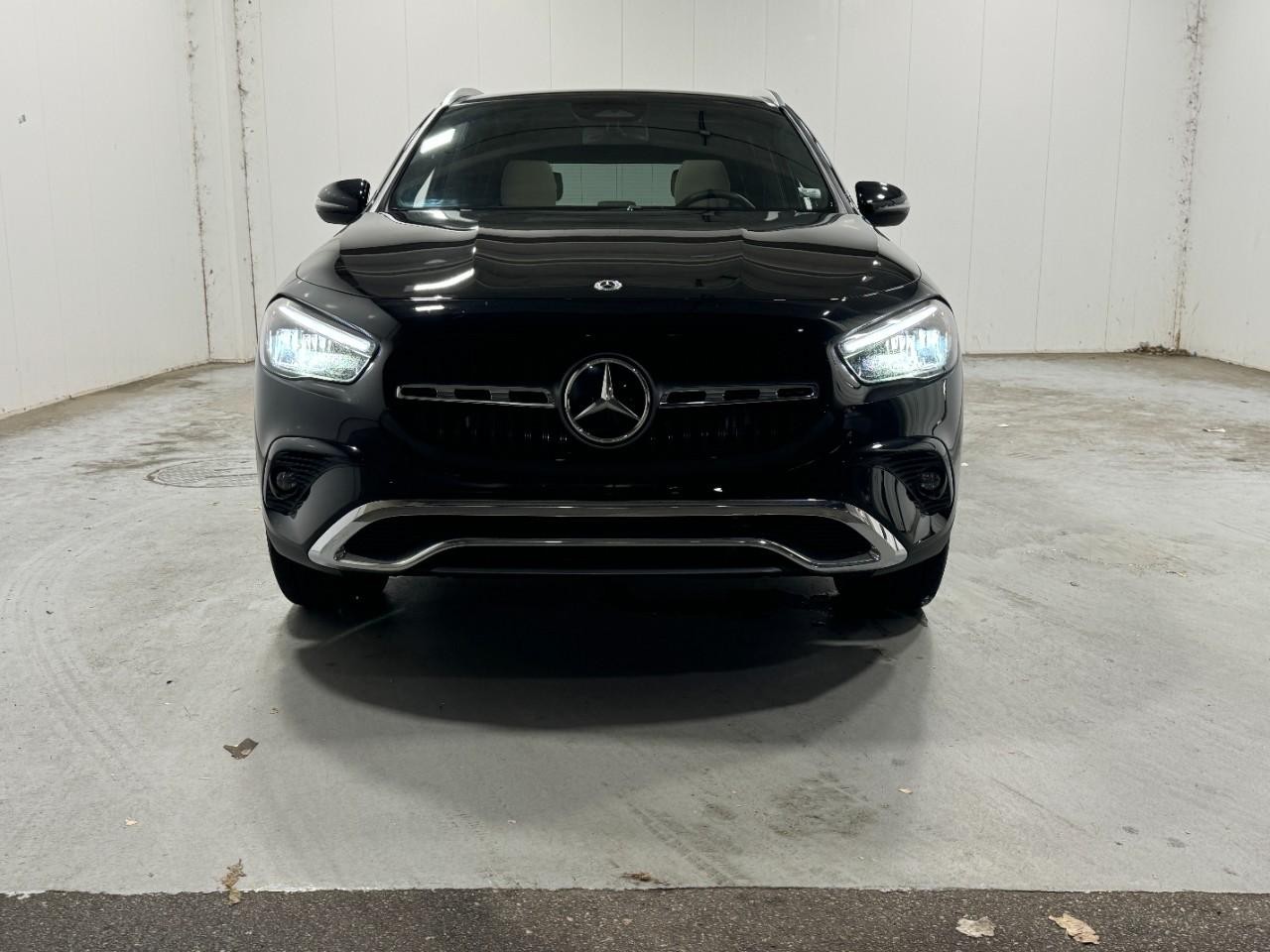 Mercedes-Benz GLA Vehicle Full-screen Gallery Image 7