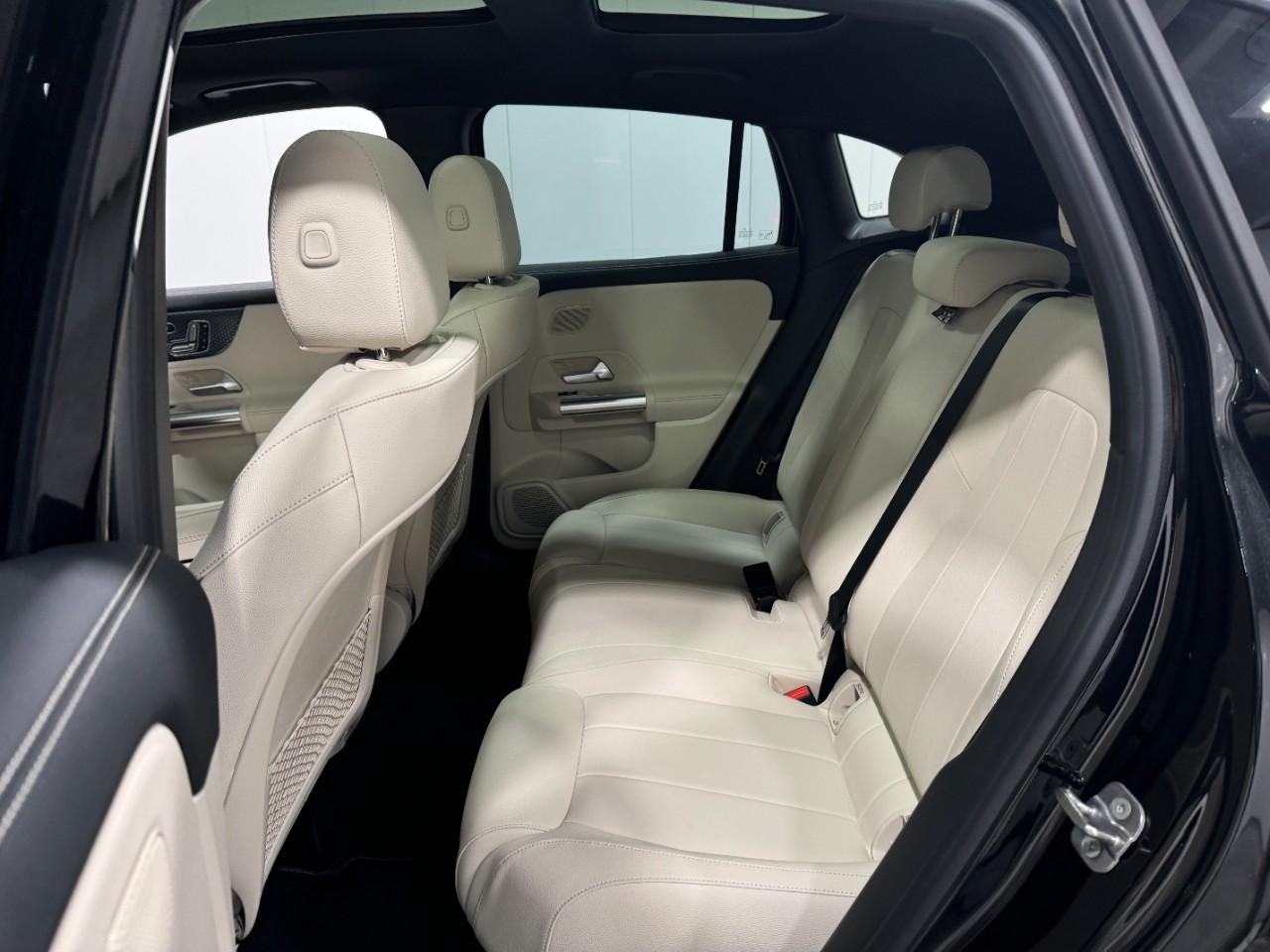 Mercedes-Benz GLA Vehicle Full-screen Gallery Image 8