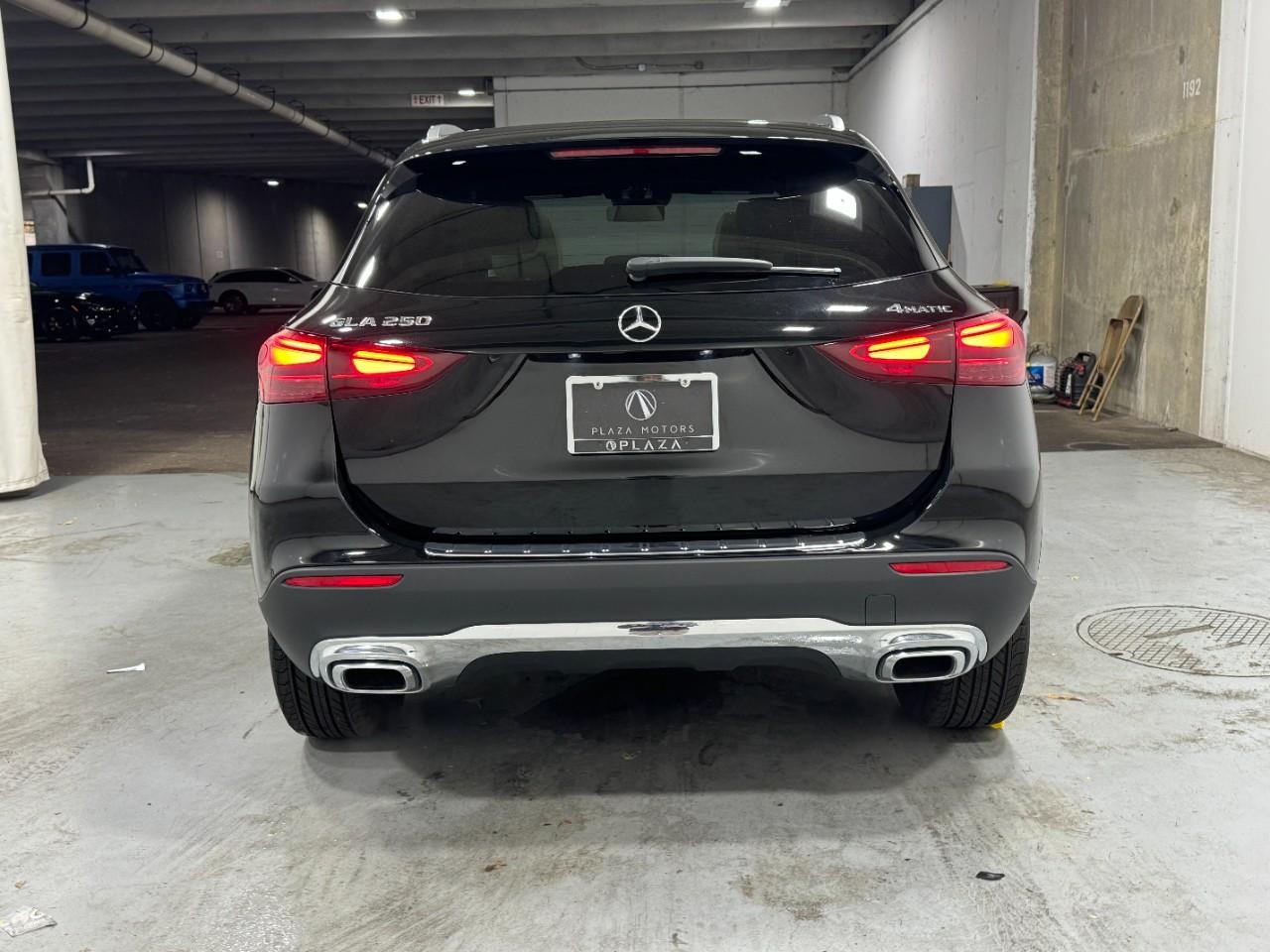 Mercedes-Benz GLA Vehicle Full-screen Gallery Image 9