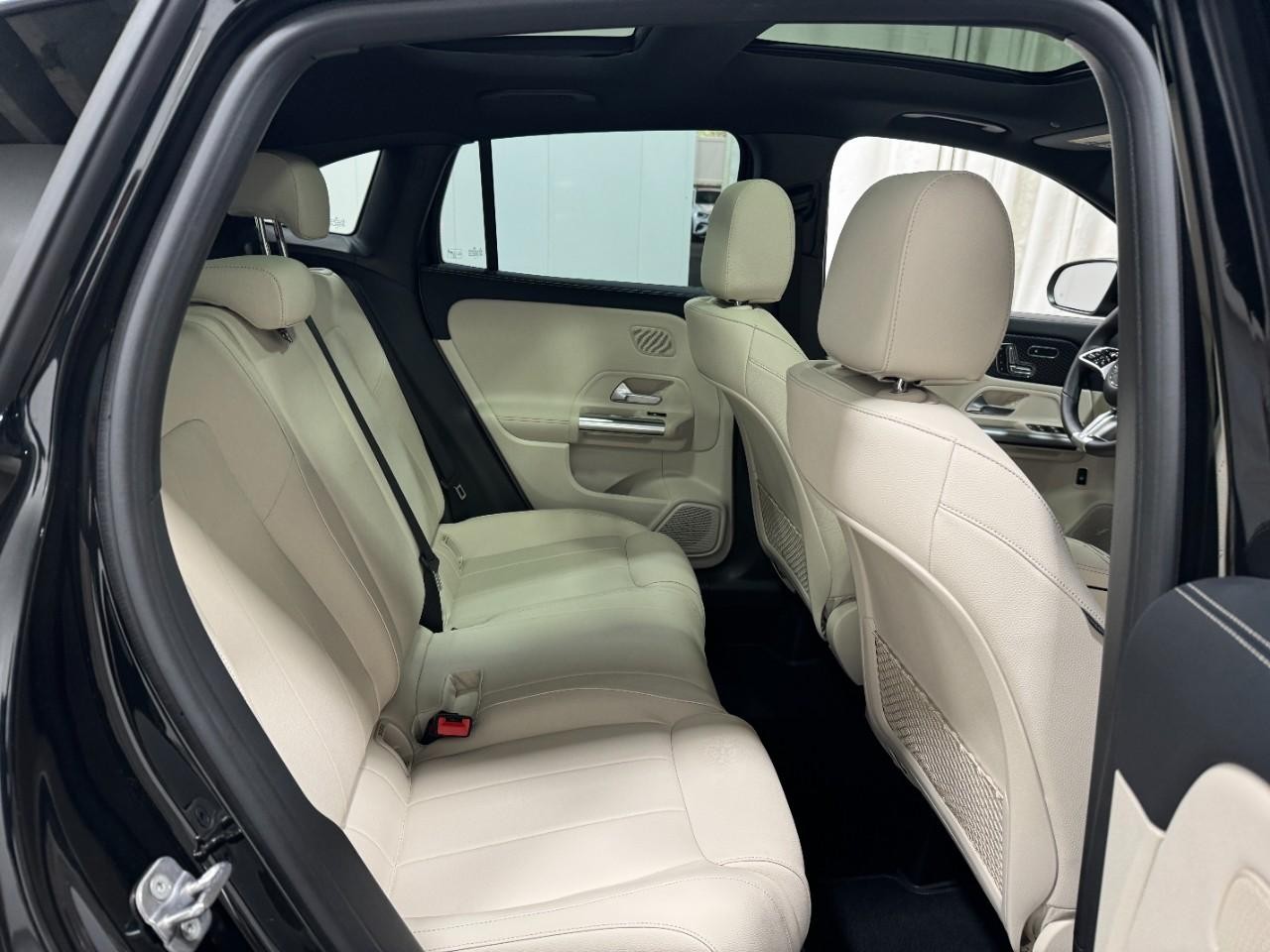 Mercedes-Benz GLA Vehicle Full-screen Gallery Image 10