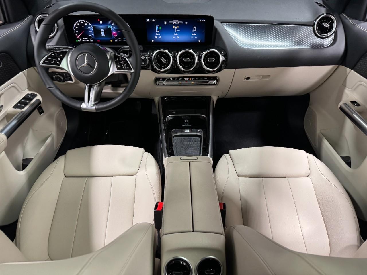 Mercedes-Benz GLA Vehicle Full-screen Gallery Image 12