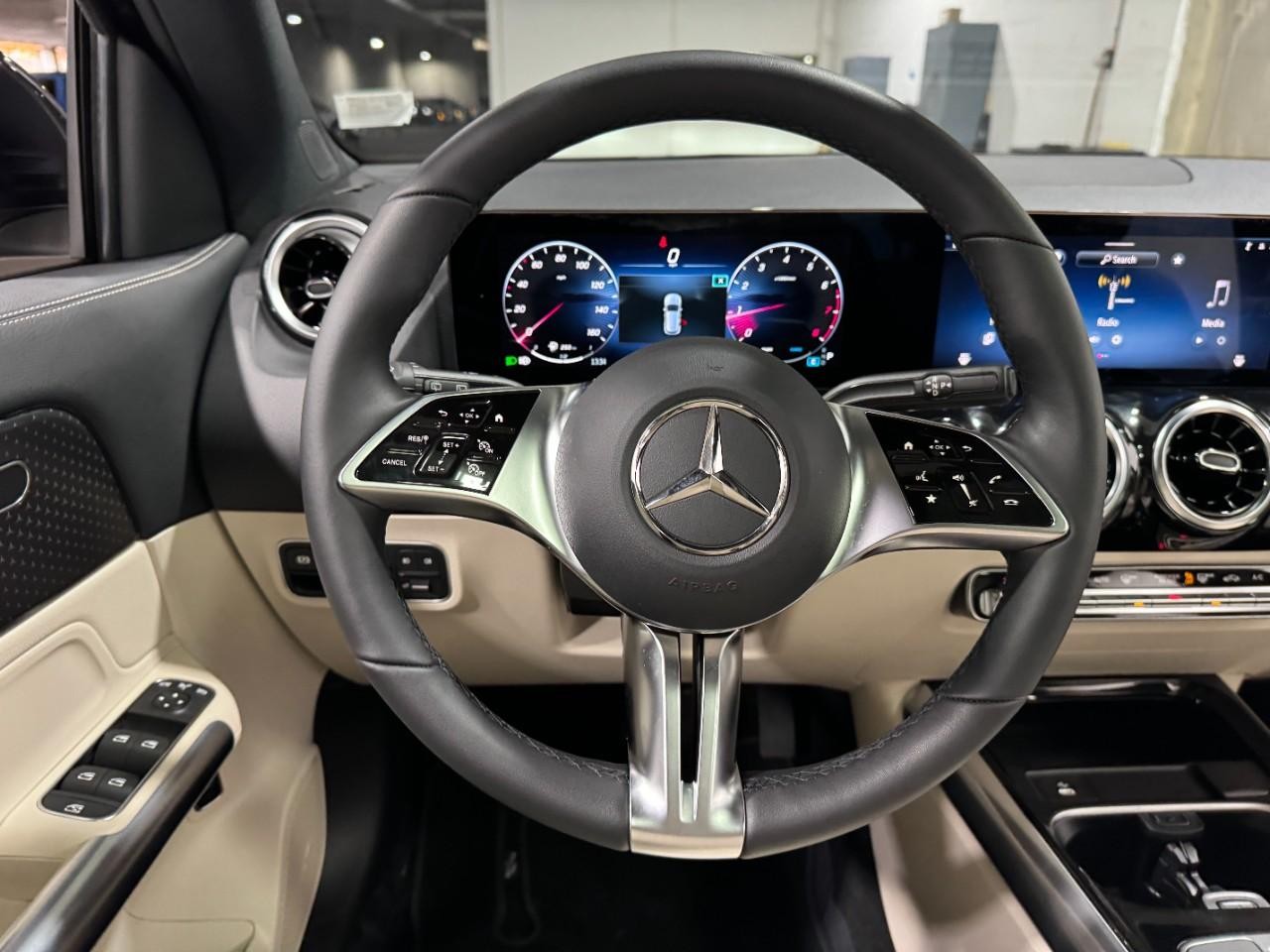 Mercedes-Benz GLA Vehicle Full-screen Gallery Image 13