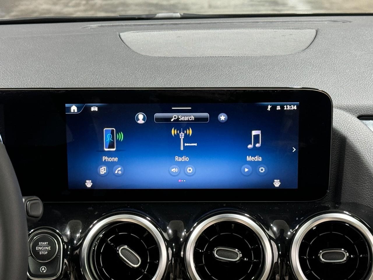 Mercedes-Benz GLA Vehicle Full-screen Gallery Image 14