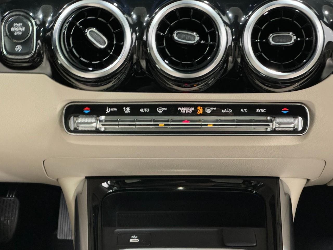 Mercedes-Benz GLA Vehicle Full-screen Gallery Image 15