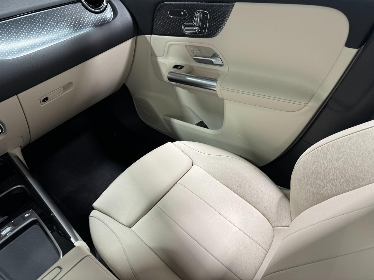 Mercedes-Benz GLA Vehicle Full-screen Gallery Image 16