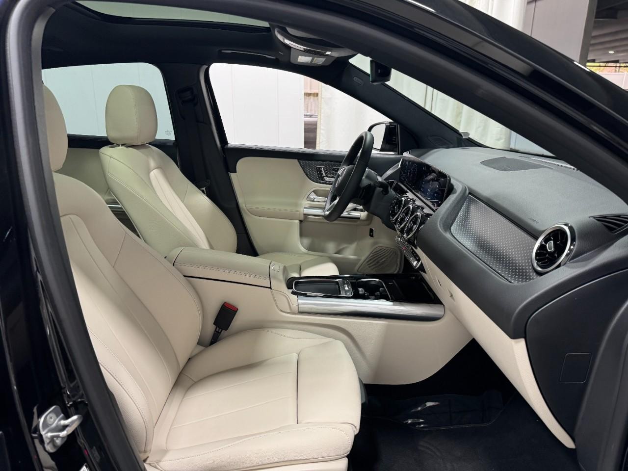 Mercedes-Benz GLA Vehicle Full-screen Gallery Image 17