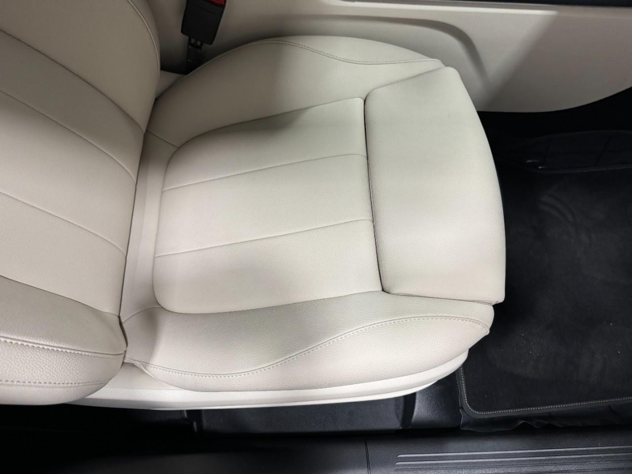 Mercedes-Benz GLA Vehicle Full-screen Gallery Image 18