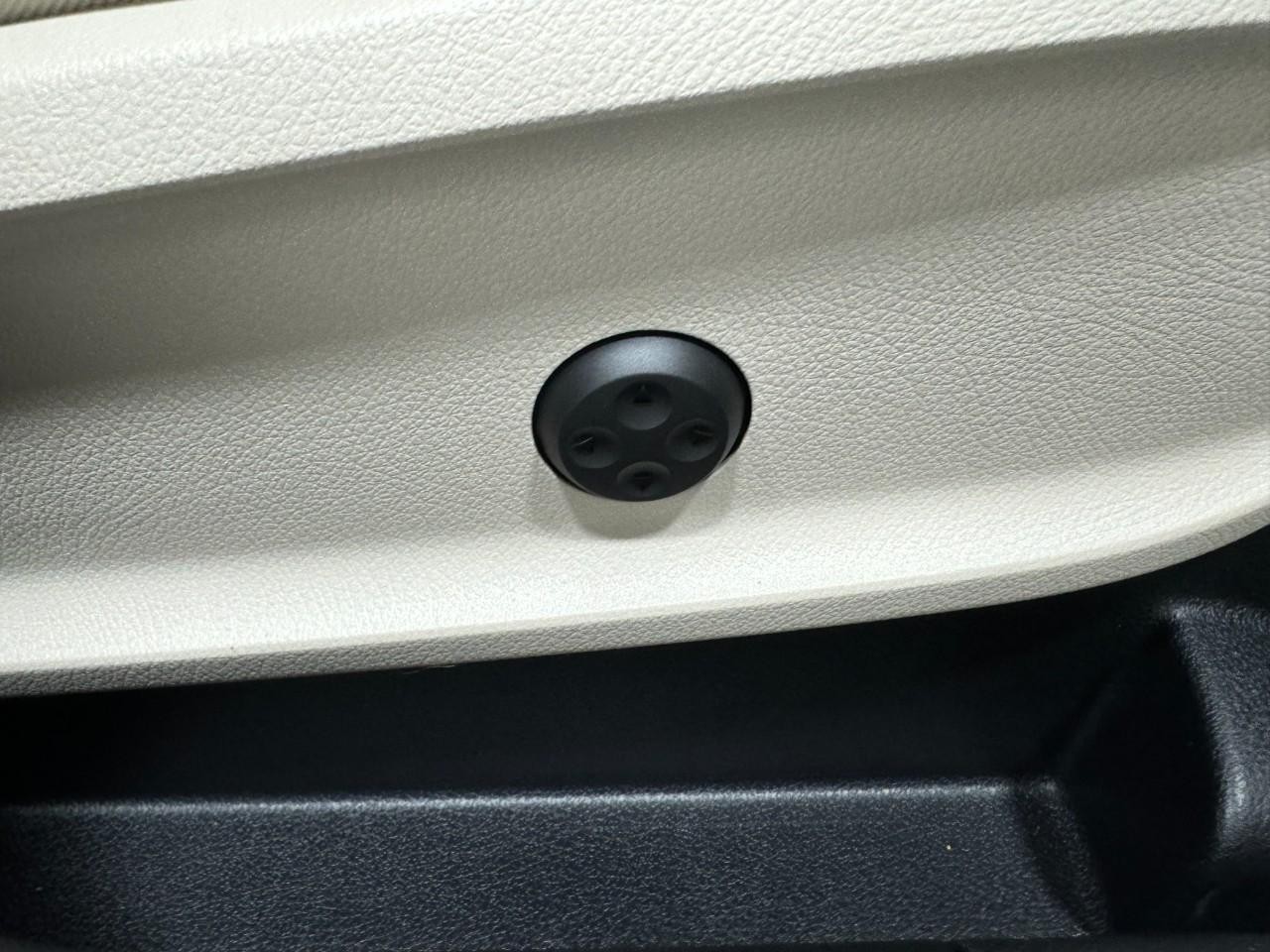 Mercedes-Benz GLA Vehicle Full-screen Gallery Image 19