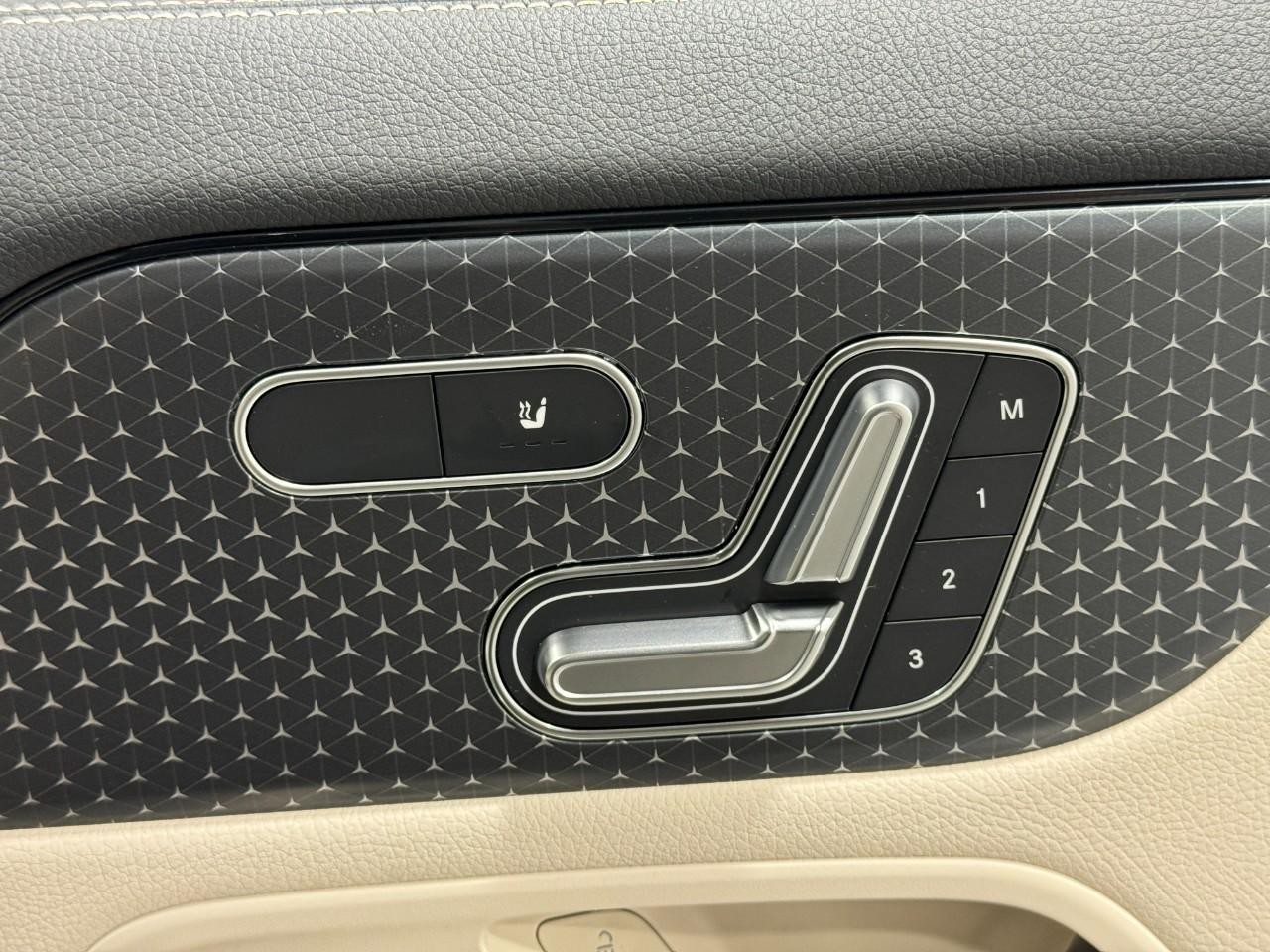 Mercedes-Benz GLA Vehicle Full-screen Gallery Image 20