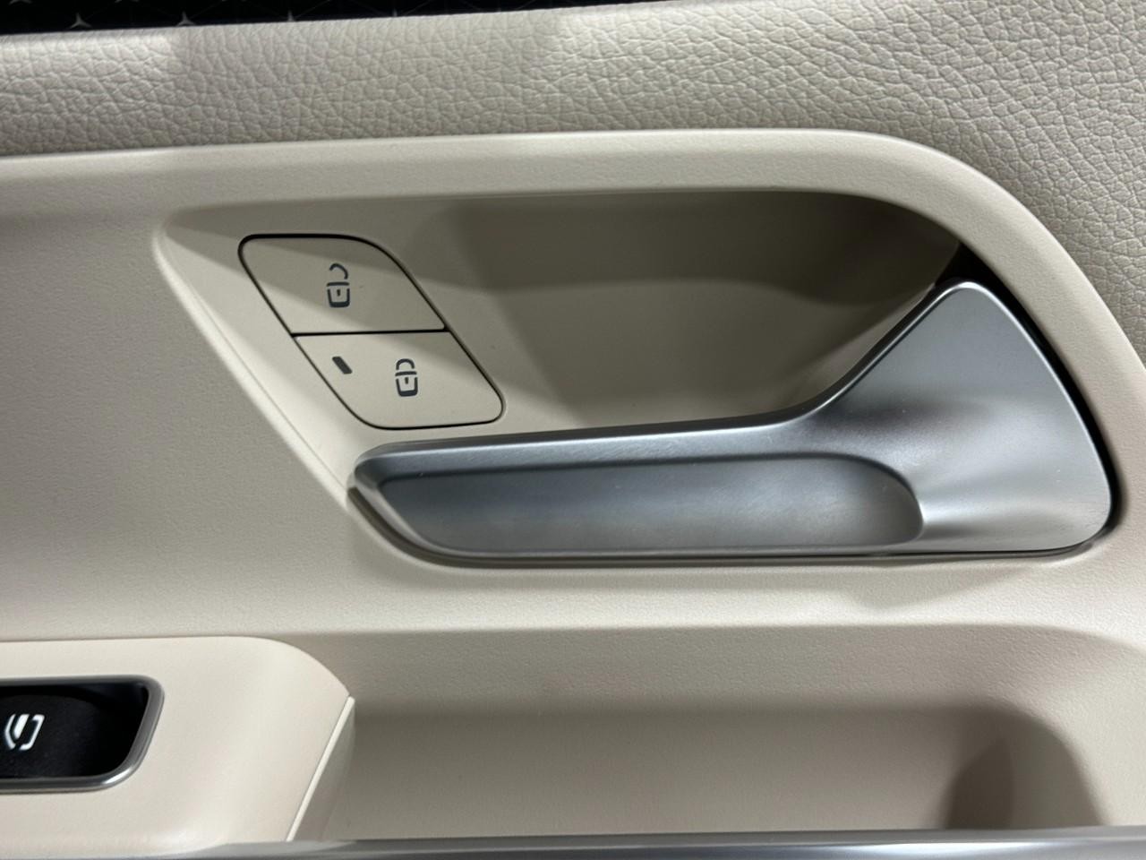 Mercedes-Benz GLA Vehicle Full-screen Gallery Image 21