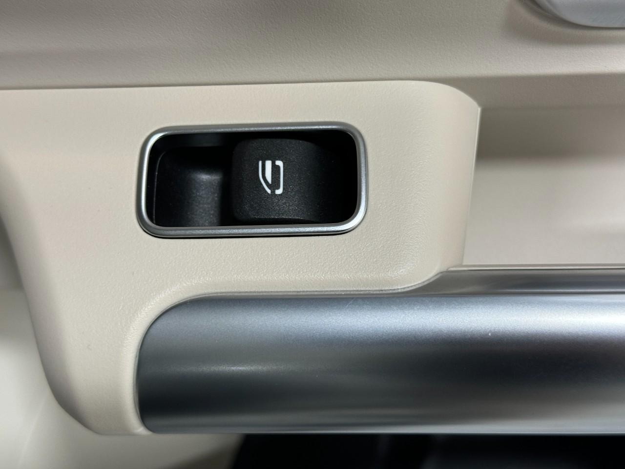 Mercedes-Benz GLA Vehicle Full-screen Gallery Image 22