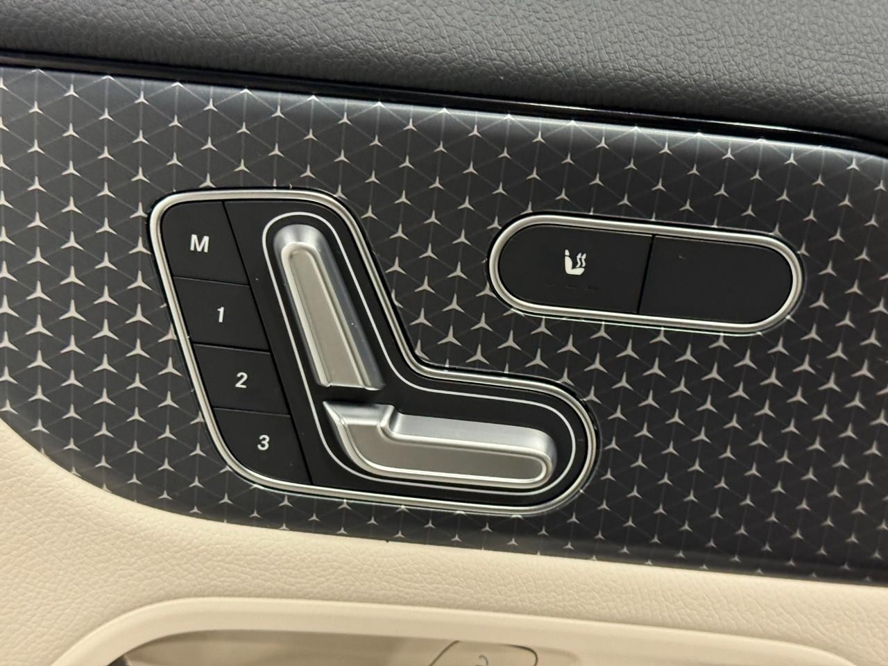 Mercedes-Benz GLA Vehicle Full-screen Gallery Image 23