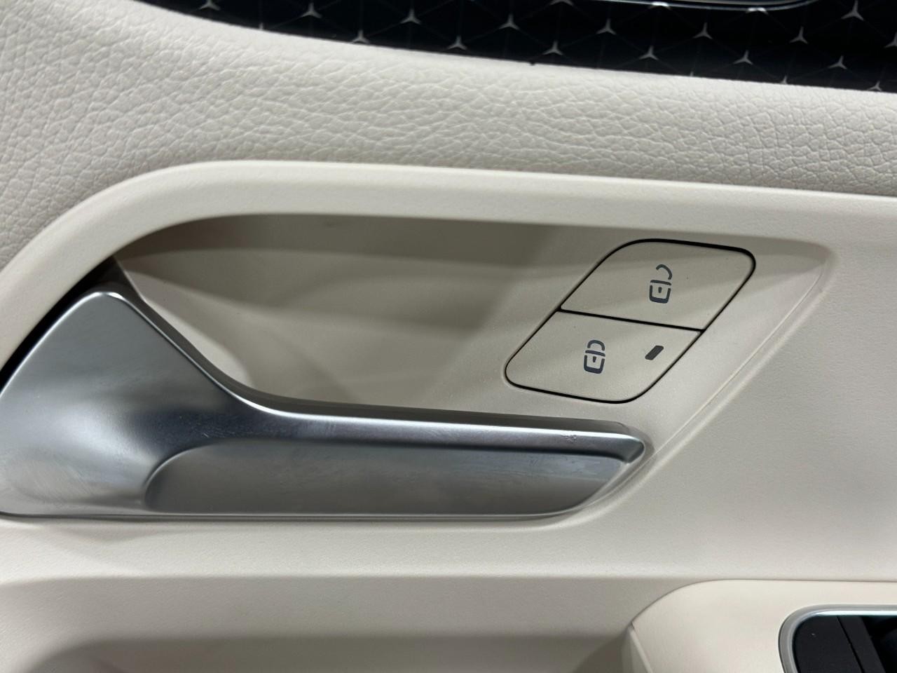 Mercedes-Benz GLA Vehicle Full-screen Gallery Image 24