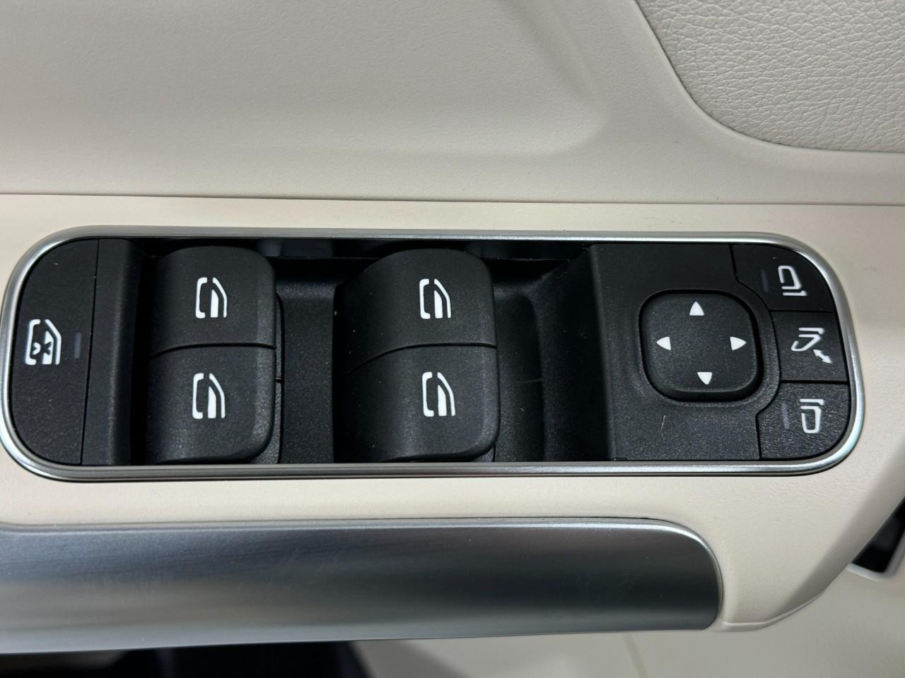 Mercedes-Benz GLA Vehicle Full-screen Gallery Image 25