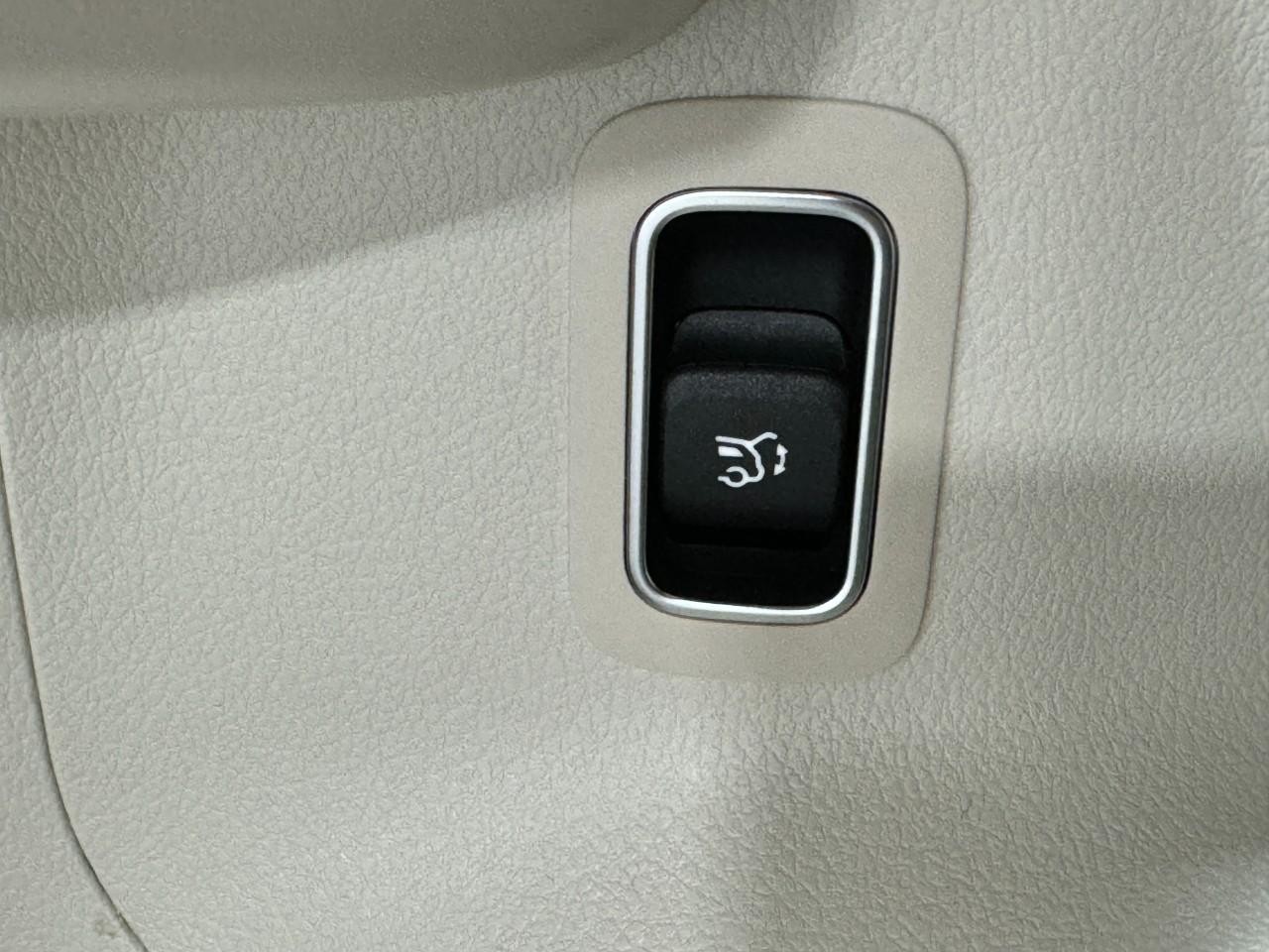 Mercedes-Benz GLA Vehicle Full-screen Gallery Image 26