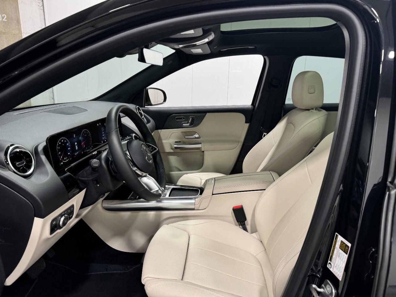 Mercedes-Benz GLA Vehicle Full-screen Gallery Image 27