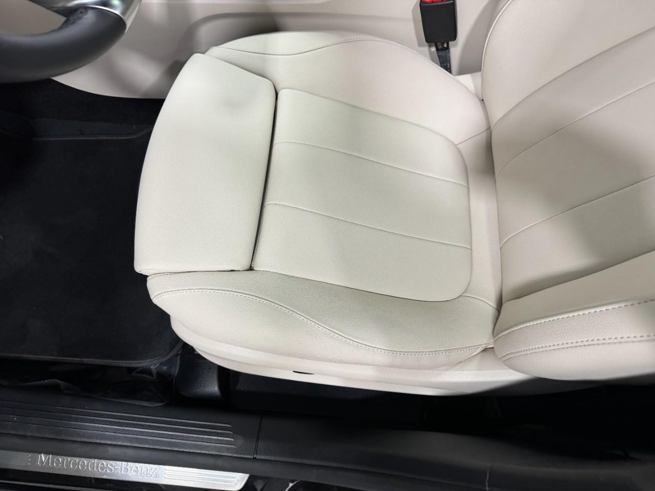 Mercedes-Benz GLA Vehicle Full-screen Gallery Image 28