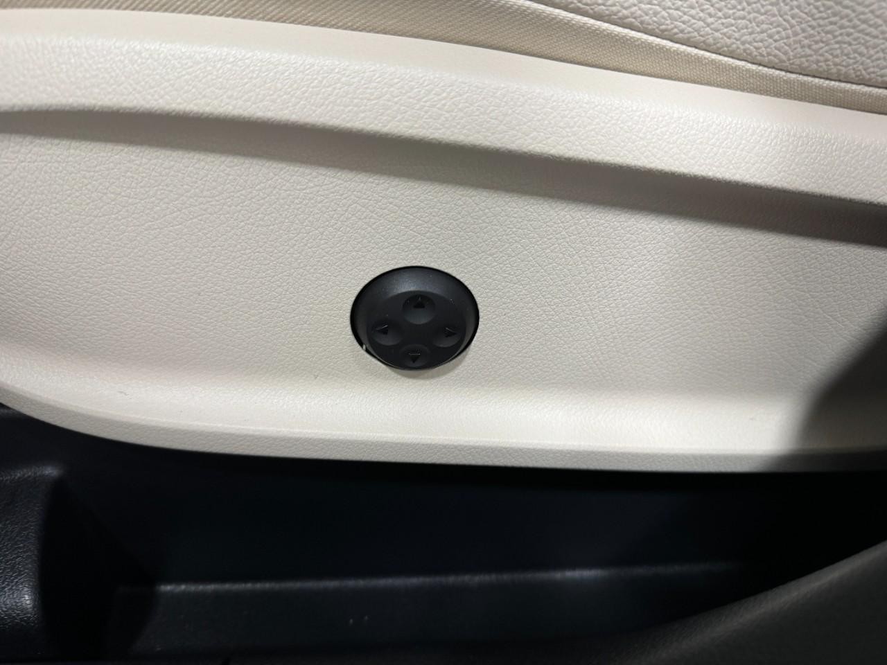 Mercedes-Benz GLA Vehicle Full-screen Gallery Image 29