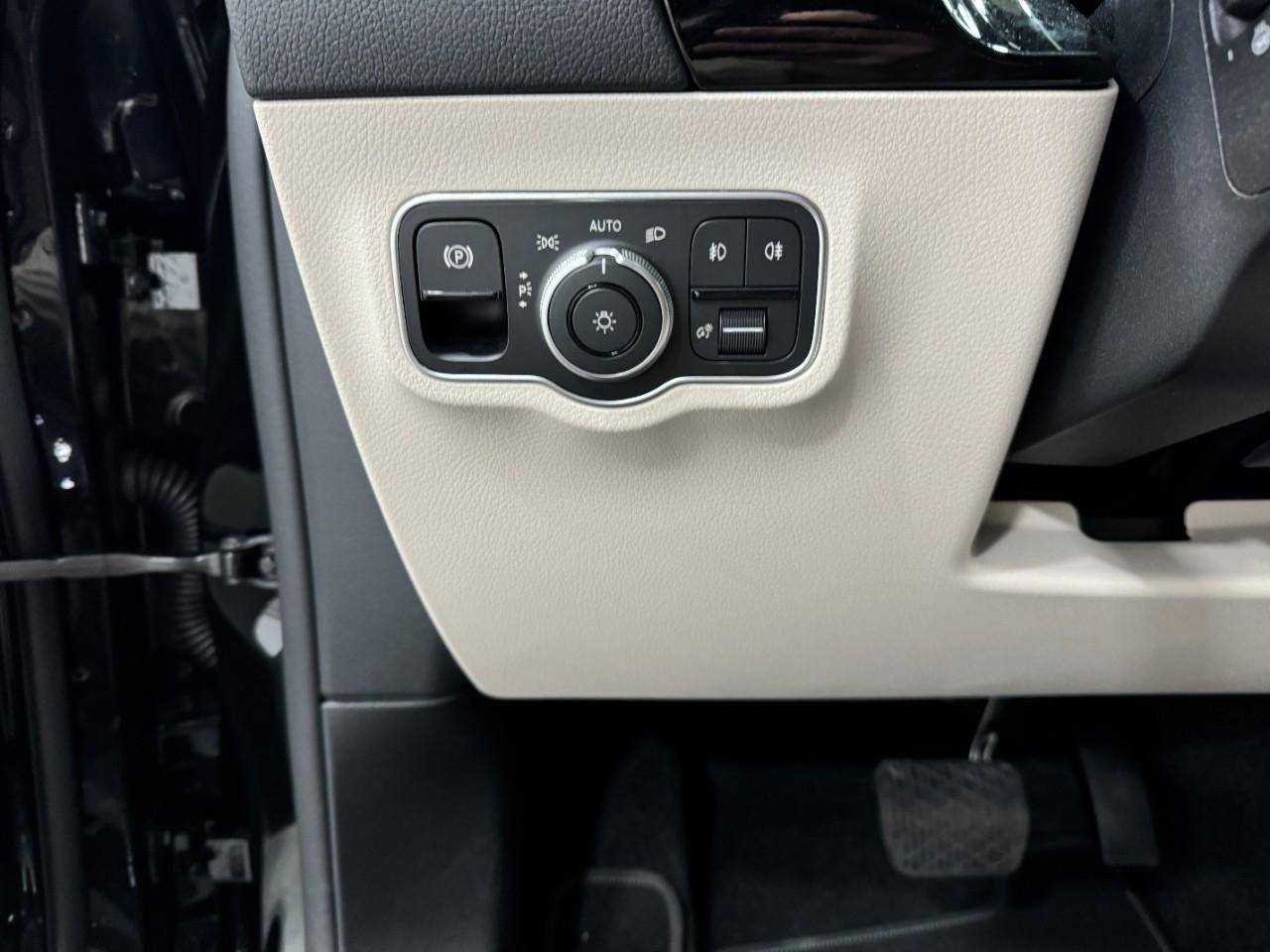 Mercedes-Benz GLA Vehicle Full-screen Gallery Image 30