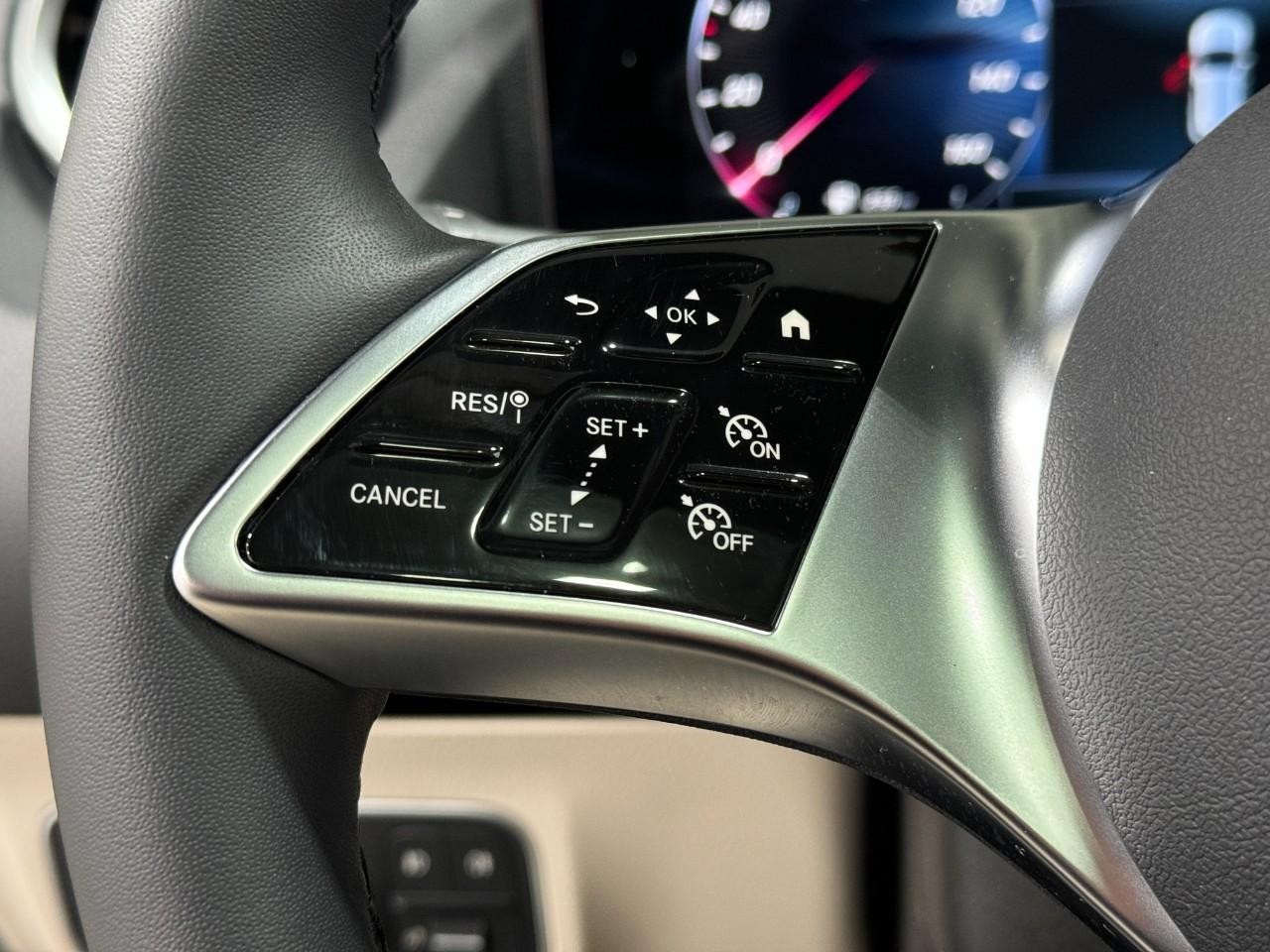 Mercedes-Benz GLA Vehicle Full-screen Gallery Image 31