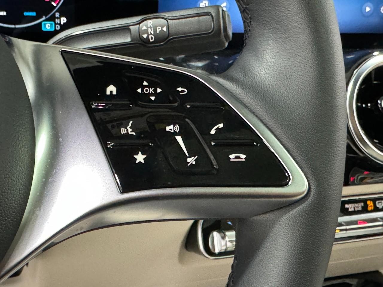 Mercedes-Benz GLA Vehicle Full-screen Gallery Image 32